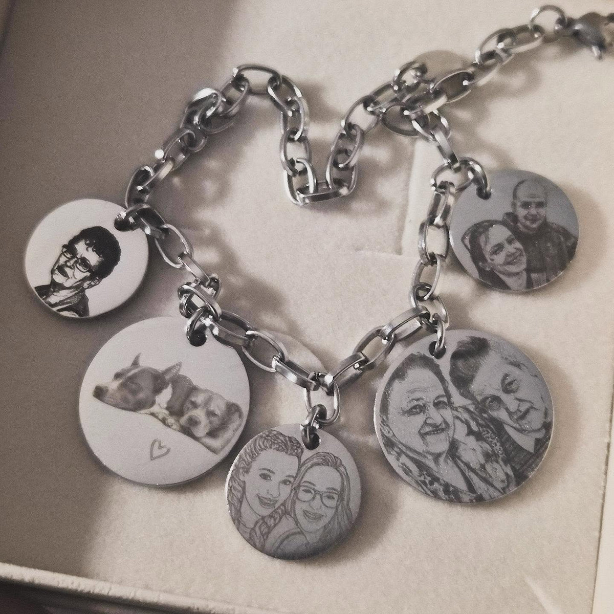 Sketch Portrait Necklace | ○♡