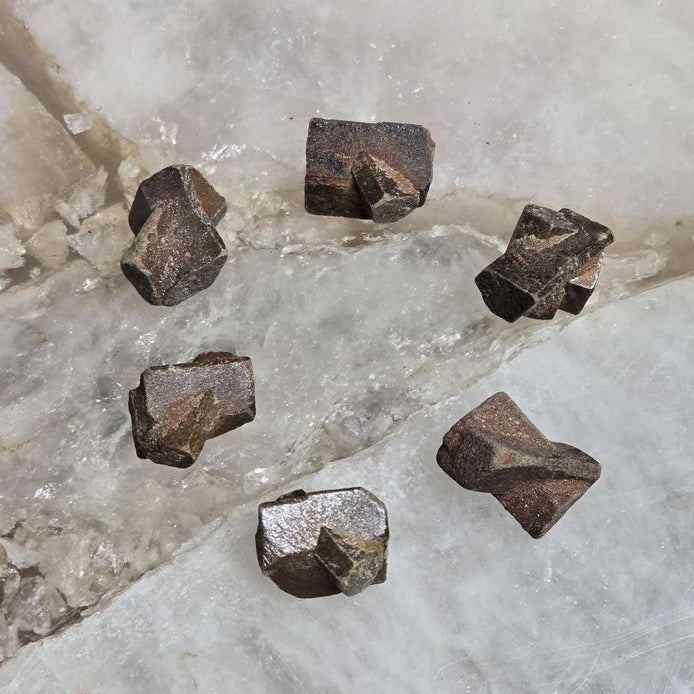 Stauroliet – Ruw Kristal (Mini)